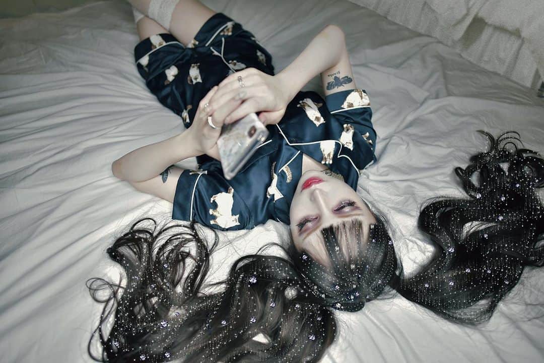 chiiiiiのインスタグラム：「🗝💎💍･:*+. 隣で眠る時は髪の毛 にご注意を Be careful of hair when you sleep next door.✂︎」