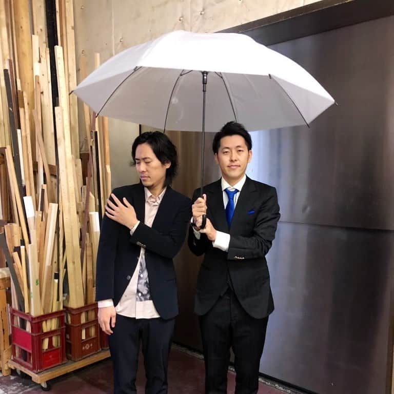 なんばグランド花月さんのインスタグラム写真 - (なんばグランド花月Instagram)「雨が続きますね☔️ ご自宅でも見られるオンライン漫才ナイト スタートです！  #吉田たち #相合い傘 #ひとつ傘の下 #漫才ナイト #20日と27日は劇場で」7月13日 18時03分 - nambagrandkagetsu