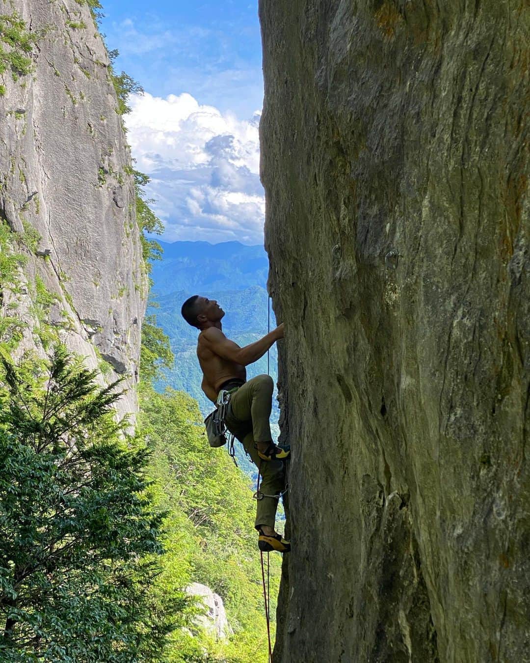 のインスタグラム：「I send Air way at Mt Futago. Yoshihiko Terashima send this route in 1982. I guess one of the oldest 5.12 in Japan!! I think not many people know this routes is hard as 5. 12+/7b+ or 7c. This year we are rebolthig old classic route in west side of Mt Futago. I think this winter we will show you guys somehow on media all those routes. You can taste of climbing early 80s to mid 90 routes in this winter ❄️   「エアウェー」このルートは82年12月に寺島由彦さんが初登されてから40年近くが経つ。二子山と言えば東岳へ通うクライマーが沢山いてシーズンになると週末には順番待ちができる程クライマーが訪れる。  しかし、西岳はと言うと何度か白壁フェースに通ったが、クライマーに会うことはほぼ無く、このエアウェーも他の西岳のルート同様に長い間ひっそりと存在していたはずだ。  しかし、最近になって二子山に通う地元クライマー有志が集まって作られた小鹿野クライミング委員会　@oganoclimbing  によって二子山のリボルトなどをボランティアで始めるようになった。現在は忘れ去られているような西岳のルートを中心にリボルトを推し進めているが、自分も参加し作業をしていて、二子山に古くからあるルートを初めて登り、沢山の発見を毎回させて頂いている。  エアウェーはその活動の中で今回リボルトされた一本で、昨日たまたま岩が乾いていたので登ってみることにした。  これまでリボルトをする上でTRで何人かがトライをし、正しい位置にボルトを打つため試登するのだが、5.14c,8c+を登れるクライマー達が苦労するのを間の辺りにしていた。なのでこのエアウェーの厳しさはある程度覚悟してのフラッシュトライだった。  ラインは浅いクラック沿いに登るルートでその厳しさはクラック登りを知る自分にとってもそれなりだった。当時5.11c,6c+とされていたがどうもグレードはかなり難しい気がする。フラッシュはできたけど、ヨーロッパのグレードで7b+から7cはある。アメリカのデシマルで5.12c〜dになる。  今は作業中心で落石もあり危険が随所に存在している。なので詳しくはお知らせ出来ないが、このエリア一帯をリボルトし冬には、小鹿野クライミング委員会から何らかの形で発表したい。  しかし、82年に初登され40年近く前に、これ程難しいルートが登られていたんだと知ることができた。7月と言うコンディションも加味しないといけないが、多分日本最初の5.12だと思う。  次のリボルトは本峰下部や白壁などでこれから進める。岩場やルートが再び輝きをとり戻し、多くの方々に80年代初頭から90年代半ばのクライミングを楽しんで頂ける様にこの冬にはなると思っている。  @oganoclimbing  @shinnikan  @maechan82kgclimber  @pecoma_vc  @chippe0910  @thenorthfacejp  @beal.official  @blackdiamond  @climbskinspain  #oganoic #小鹿野町　#小鹿野町観光大使　#二子山　#mtfutago #寺島由彦　#神怡館　#小鹿野クライミング委員会」