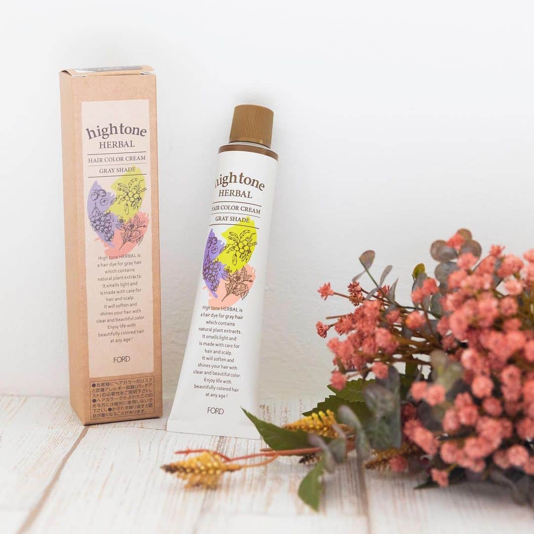 フォードヘア化粧品のインスタグラム：「植物エッセンスとオーガニックオイル【ハイトーンハーバル クイックライン】 ・ 大人女性の髪をナチュラルにカラーリング🌿 保湿成分が髪をいたわり、思い通りのヘアカラーが楽しめます🌷 ・ ・ ・ #フォードヘア化粧品はミアンビューティーへ #MIANBEAUTY#ミアンビューティー#やさしくわたしらしく#三口産業#ハイトーンハーバルクイックライン#美容室専売品#サロン専売品#ヘアカラー#白髪用ヘアカラー#白髪染め#簡単カラーリング#ツヤ髪#美髪#大人ヘアカラー#ナチュラルカラー#トレンドカラー#おすすめヘアカラー#大人女子#大人可愛い#ヘアカラートレンド#透明感#美容部 #つや髪 #美髪チャージ #美容垢 #美容大好き #オトナ女子 #美容オタク #美容好き」