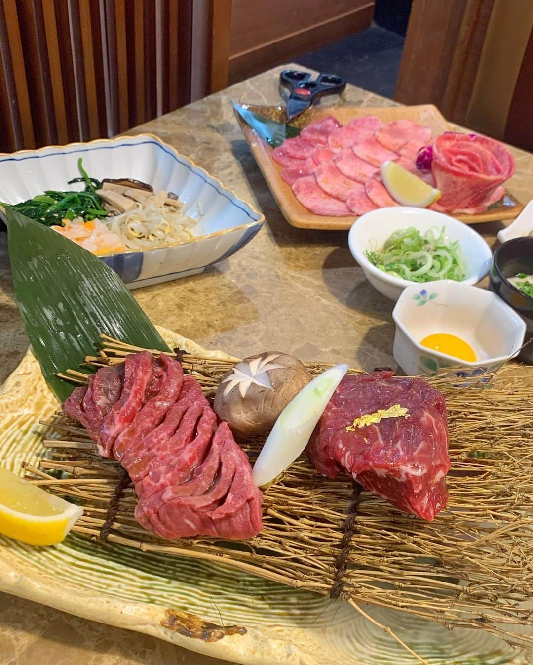 松本未夢さんのインスタグラム写真 - (松本未夢Instagram)「Yakinikuuuuu อร่อยๆ @nikusho_sukhumvit31 🧡 . 先週、肉匠さんでランチしてきたよー✨ 今回は牛タンセットと今月のプロモーションのお肉と海老を頂きました😊💕  *牛タンセット 250B++  *オーストラリア産のヒレステーキ🥩 480B →300B  *和牛モモ🐮 480B →299B  *大海老🦐 180B →99B  ボリュームたっぷりで完食出来ず🙈 7月のプロモーションはとてもお得だと思う🥰  前回お会い出来なかった、新しい店長さんがめちゃパワフルで🤣声もキャラも最高で一気にファンになっちゃった🤣💕 . 一緒にいったまりえんぬも、もうすぐ赤ちゃんが産まれるの🥰 . . 美味しいの食べてみんなニコニコですごく幸せな時間だったなぁー🥰💘 . . コップンカー❤️🙏🏻 . . . #มิมุ #ไม่มช่มุมิ #อาหารญี่ปุ่น #อร่อย #bangkok #bangkokrestaurant #yakiniku #nikusho #バンコク #バンコク生活 #タイ #バンコクおすすめレストラン #バンコクおすすめランチ #焼肉 #肉匠」7月13日 18時09分 - miiimuuu_chan