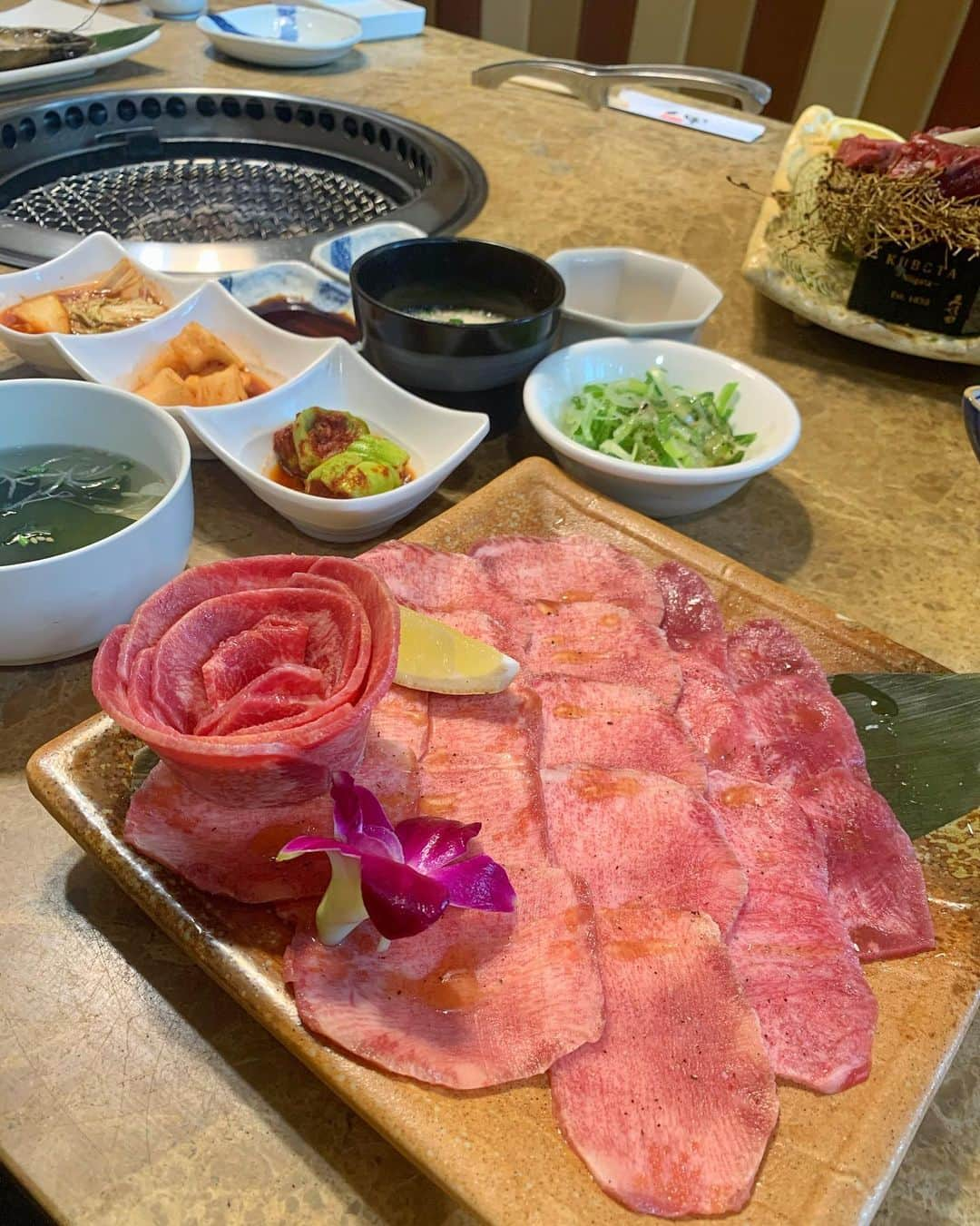 松本未夢さんのインスタグラム写真 - (松本未夢Instagram)「Yakinikuuuuu อร่อยๆ @nikusho_sukhumvit31 🧡 . 先週、肉匠さんでランチしてきたよー✨ 今回は牛タンセットと今月のプロモーションのお肉と海老を頂きました😊💕  *牛タンセット 250B++  *オーストラリア産のヒレステーキ🥩 480B →300B  *和牛モモ🐮 480B →299B  *大海老🦐 180B →99B  ボリュームたっぷりで完食出来ず🙈 7月のプロモーションはとてもお得だと思う🥰  前回お会い出来なかった、新しい店長さんがめちゃパワフルで🤣声もキャラも最高で一気にファンになっちゃった🤣💕 . 一緒にいったまりえんぬも、もうすぐ赤ちゃんが産まれるの🥰 . . 美味しいの食べてみんなニコニコですごく幸せな時間だったなぁー🥰💘 . . コップンカー❤️🙏🏻 . . . #มิมุ #ไม่มช่มุมิ #อาหารญี่ปุ่น #อร่อย #bangkok #bangkokrestaurant #yakiniku #nikusho #バンコク #バンコク生活 #タイ #バンコクおすすめレストラン #バンコクおすすめランチ #焼肉 #肉匠」7月13日 18時09分 - miiimuuu_chan