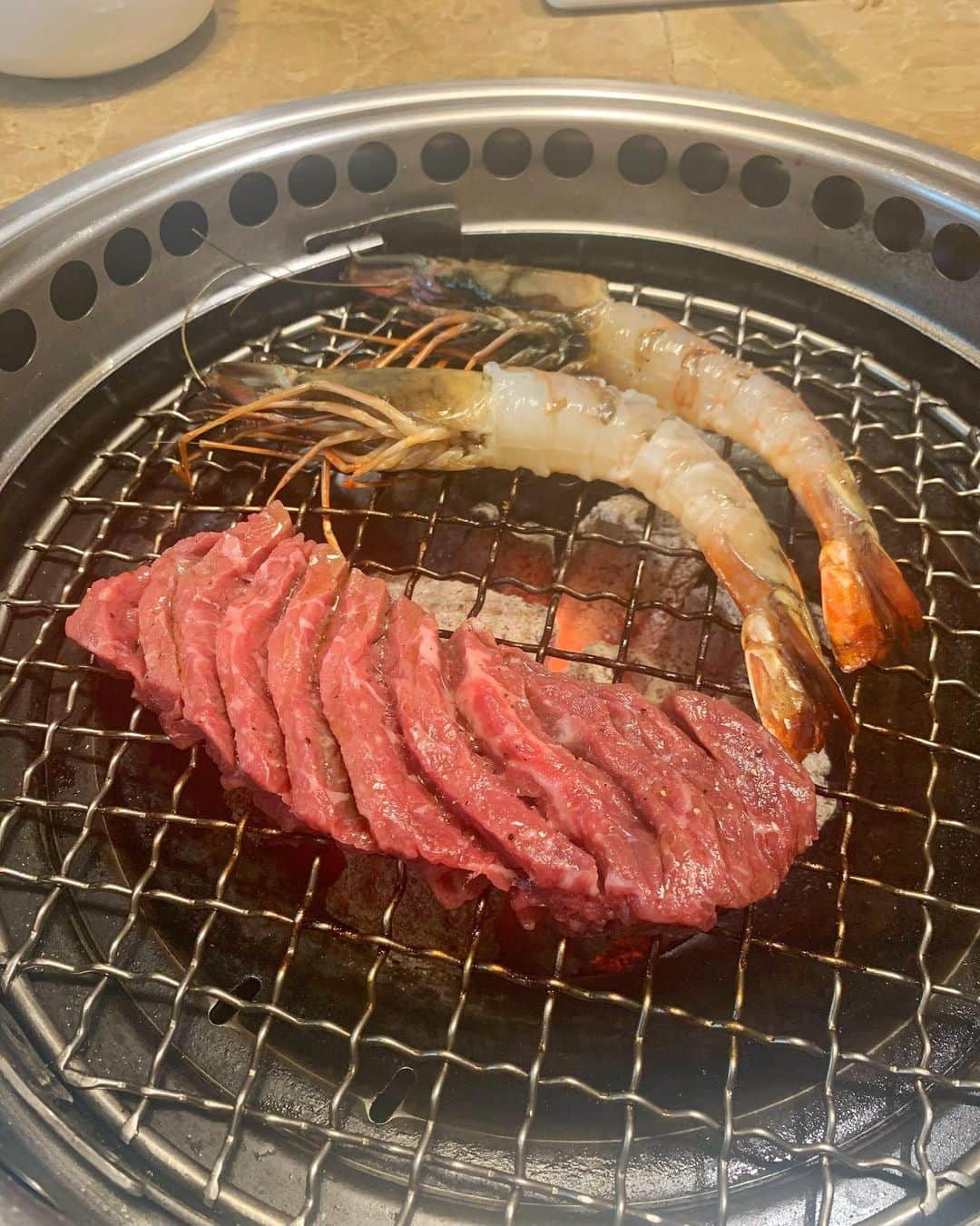 松本未夢さんのインスタグラム写真 - (松本未夢Instagram)「Yakinikuuuuu อร่อยๆ @nikusho_sukhumvit31 🧡 . 先週、肉匠さんでランチしてきたよー✨ 今回は牛タンセットと今月のプロモーションのお肉と海老を頂きました😊💕  *牛タンセット 250B++  *オーストラリア産のヒレステーキ🥩 480B →300B  *和牛モモ🐮 480B →299B  *大海老🦐 180B →99B  ボリュームたっぷりで完食出来ず🙈 7月のプロモーションはとてもお得だと思う🥰  前回お会い出来なかった、新しい店長さんがめちゃパワフルで🤣声もキャラも最高で一気にファンになっちゃった🤣💕 . 一緒にいったまりえんぬも、もうすぐ赤ちゃんが産まれるの🥰 . . 美味しいの食べてみんなニコニコですごく幸せな時間だったなぁー🥰💘 . . コップンカー❤️🙏🏻 . . . #มิมุ #ไม่มช่มุมิ #อาหารญี่ปุ่น #อร่อย #bangkok #bangkokrestaurant #yakiniku #nikusho #バンコク #バンコク生活 #タイ #バンコクおすすめレストラン #バンコクおすすめランチ #焼肉 #肉匠」7月13日 18時09分 - miiimuuu_chan