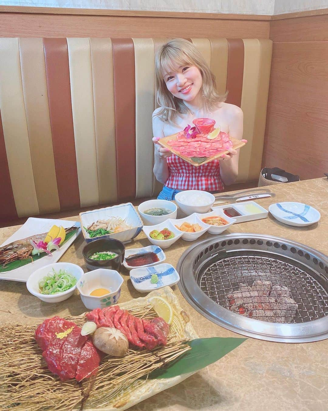 松本未夢さんのインスタグラム写真 - (松本未夢Instagram)「Yakinikuuuuu อร่อยๆ @nikusho_sukhumvit31 🧡 . 先週、肉匠さんでランチしてきたよー✨ 今回は牛タンセットと今月のプロモーションのお肉と海老を頂きました😊💕  *牛タンセット 250B++  *オーストラリア産のヒレステーキ🥩 480B →300B  *和牛モモ🐮 480B →299B  *大海老🦐 180B →99B  ボリュームたっぷりで完食出来ず🙈 7月のプロモーションはとてもお得だと思う🥰  前回お会い出来なかった、新しい店長さんがめちゃパワフルで🤣声もキャラも最高で一気にファンになっちゃった🤣💕 . 一緒にいったまりえんぬも、もうすぐ赤ちゃんが産まれるの🥰 . . 美味しいの食べてみんなニコニコですごく幸せな時間だったなぁー🥰💘 . . コップンカー❤️🙏🏻 . . . #มิมุ #ไม่มช่มุมิ #อาหารญี่ปุ่น #อร่อย #bangkok #bangkokrestaurant #yakiniku #nikusho #バンコク #バンコク生活 #タイ #バンコクおすすめレストラン #バンコクおすすめランチ #焼肉 #肉匠」7月13日 18時09分 - miiimuuu_chan