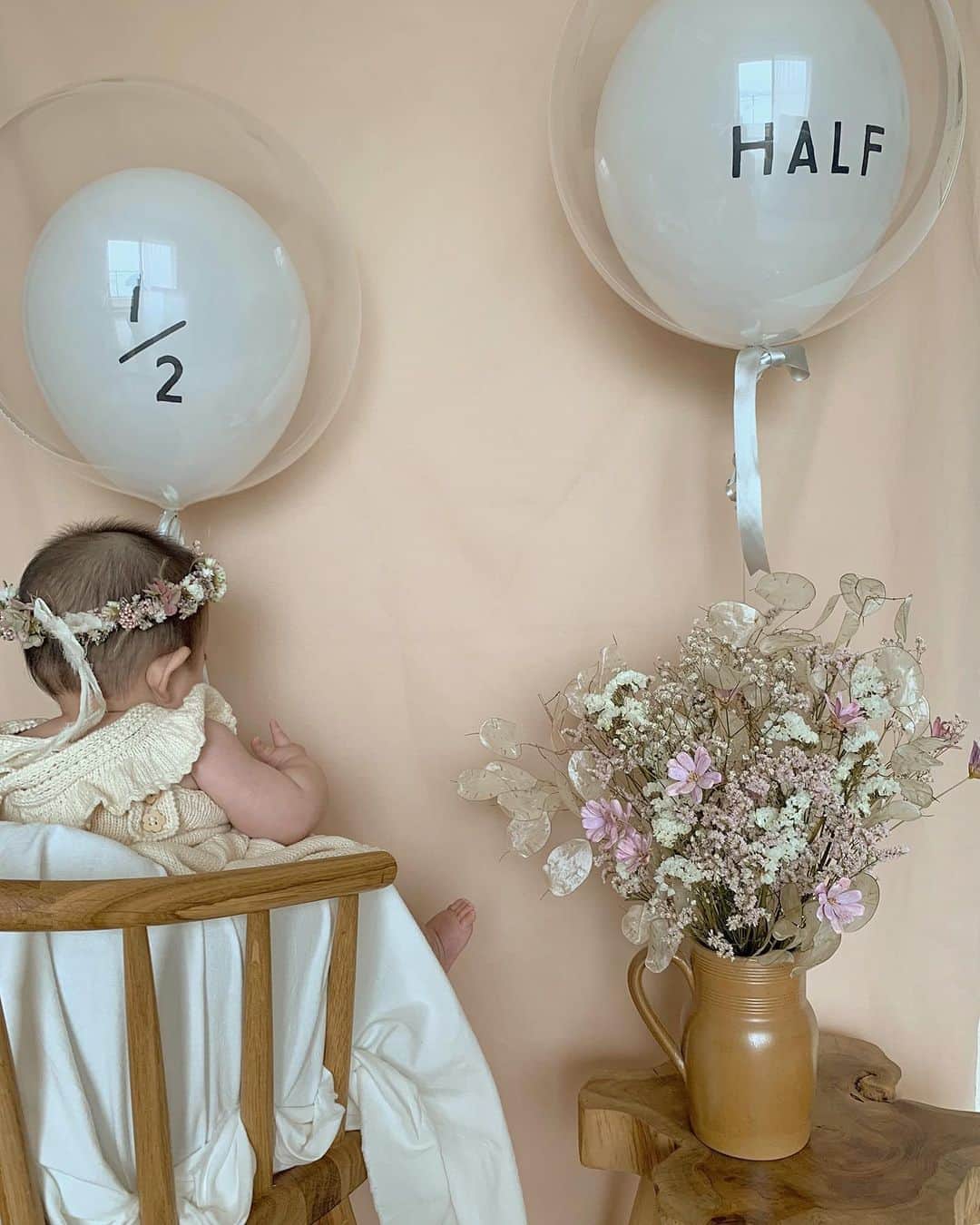 のインスタグラム：「Happy half birthday🤍 ㅤㅤㅤㅤㅤㅤㅤㅤㅤㅤㅤㅤㅤ 我が家の娘が生後半年に。 この間ポンっと 産まれてきてくれたはずなのに もう生後半年なんて 子供の成長は本当に早い。 ただただ健康であれば 本当にそれだけでいいと思う毎日。 毎日我が家に癒しをありがとう🤍 もう子供達大好きだー🥺❤️❤️ ㅤㅤㅤㅤㅤㅤㅤㅤㅤㅤㅤㅤㅤ お花は息子の時もお世話になった manamiさん( @listen.to.nature ) にお願いしました💐 娘に似合うお花をセレクトしていただき ピンクと白でバランスを。 冠は1歳のお誕生日でも使おう♡ ㅤㅤㅤㅤㅤㅤㅤㅤㅤㅤㅤㅤㅤ #生後半年#生後6ヶ月#ハーフバースデー #halfbirthday#2歳差育児」