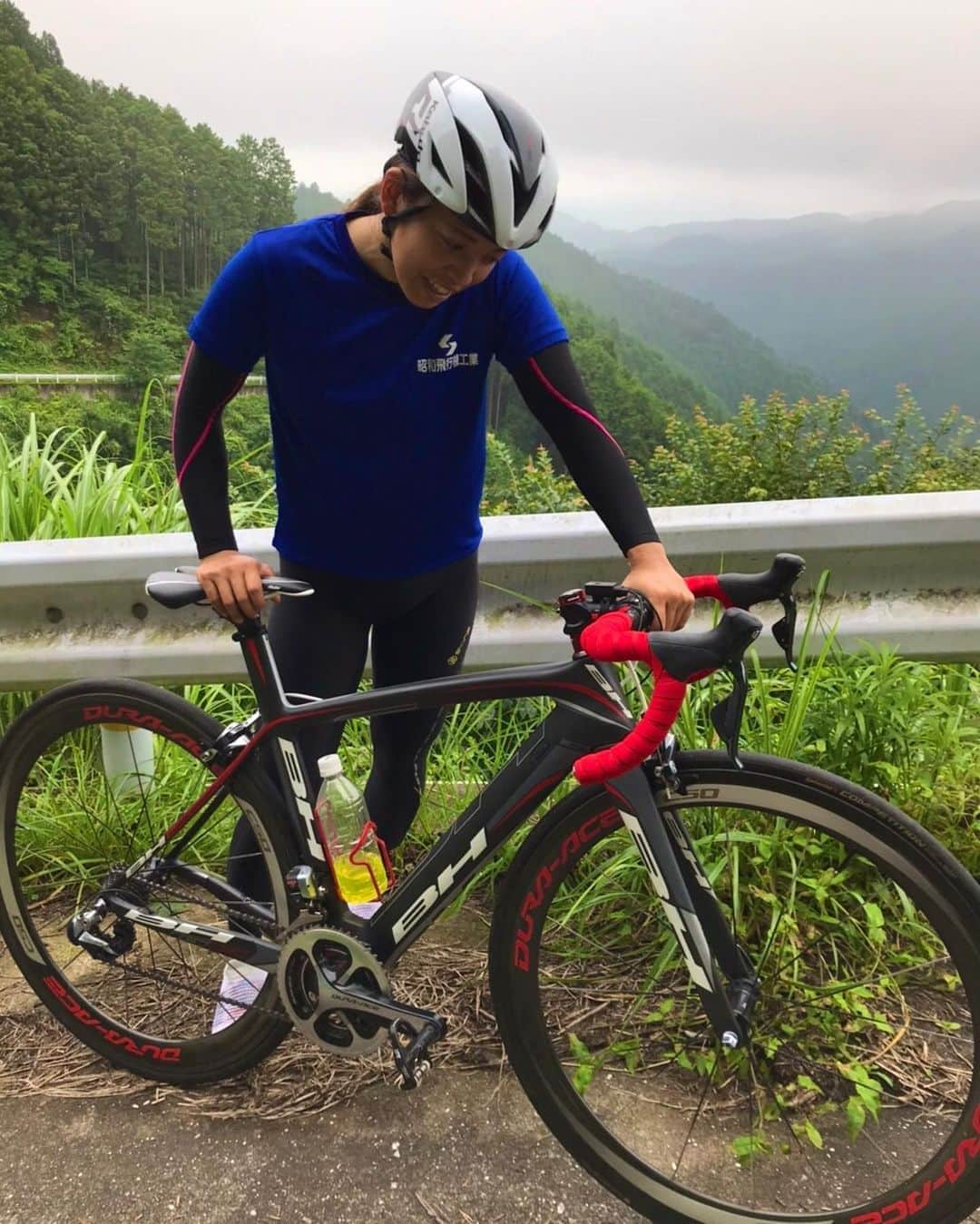 矢澤亜季さんのインスタグラム写真 - (矢澤亜季Instagram)「*ロードバイクで山トレ🚴‍♀️⛰💨 . もうヘトヘト…🥵 . . . #ロードバイク #ロードバイク女子 #自転車  #自転車女子 #アスリート #女子アスリート #トレーニング #トレーニング女子 #トレーニングウェア  #デサント #athlete #canoe #slalom  #training #roadbike  #mountain #nature #love」7月13日 18時17分 - aki.yazawa