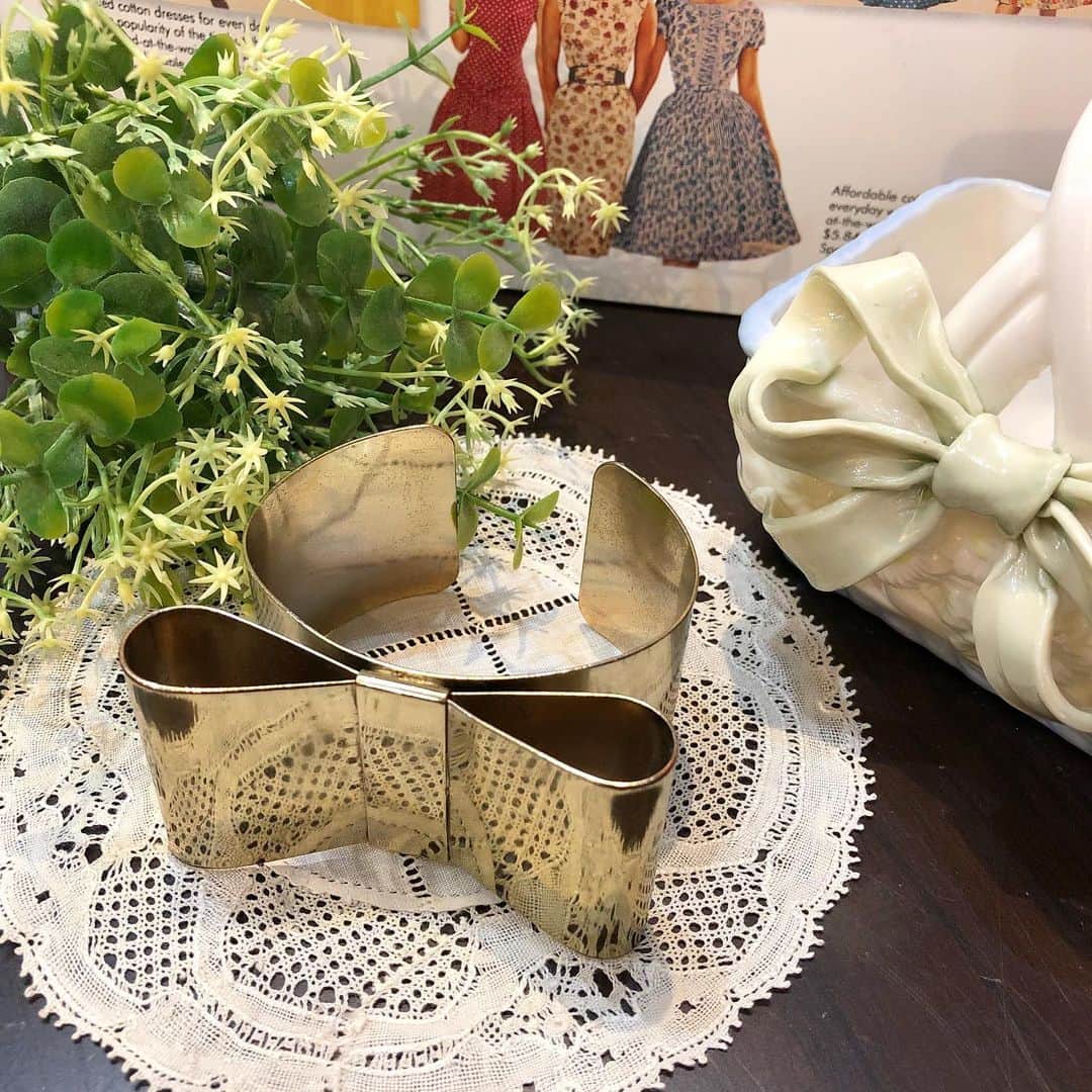NUTTY Vintage&Collectibleのインスタグラム：「🌿NEW  ARRIVAL🌿  ☑︎vtg gold ribbon bangle  手元に大きなリボンのアクセント＊ 可愛らしいモチーフでありながら、青みのゴールドで上品な輝きをお楽しみいただけます💫 ㅤㅤㅤㅤㅤㅤㅤㅤㅤㅤㅤㅤㅤ ＊ONLINE STOREにてお買い求めいただけます＊ ㅤㅤㅤㅤㅤㅤㅤㅤㅤㅤㅤㅤㅤ ------------------------------------ 🛍NUTTY通販について🛍 ------------------------------------- ◎掲載商品は全て通販可能となっておりますので、詳細はDMにてお気軽にお問い合わせくださいませ。また、ONLINE STOREに随時商品を掲載しております。商品詳細も記載しておりますので、是非ご利用くださいませ。 🔎 http://nutty.theshop.jp/ （ プロフィールページURLよりjump🕊） ㅤㅤㅤㅤㅤㅤㅤㅤㅤㅤㅤㅤㅤ ◎ご自宅でもお買い物をお楽しみいただけるVIDEO CHAT SHOPPING📺テレビ電話をお繋ぎして、リアルタイムでご案内いたします。詳細は過去の投稿をご覧ください。」