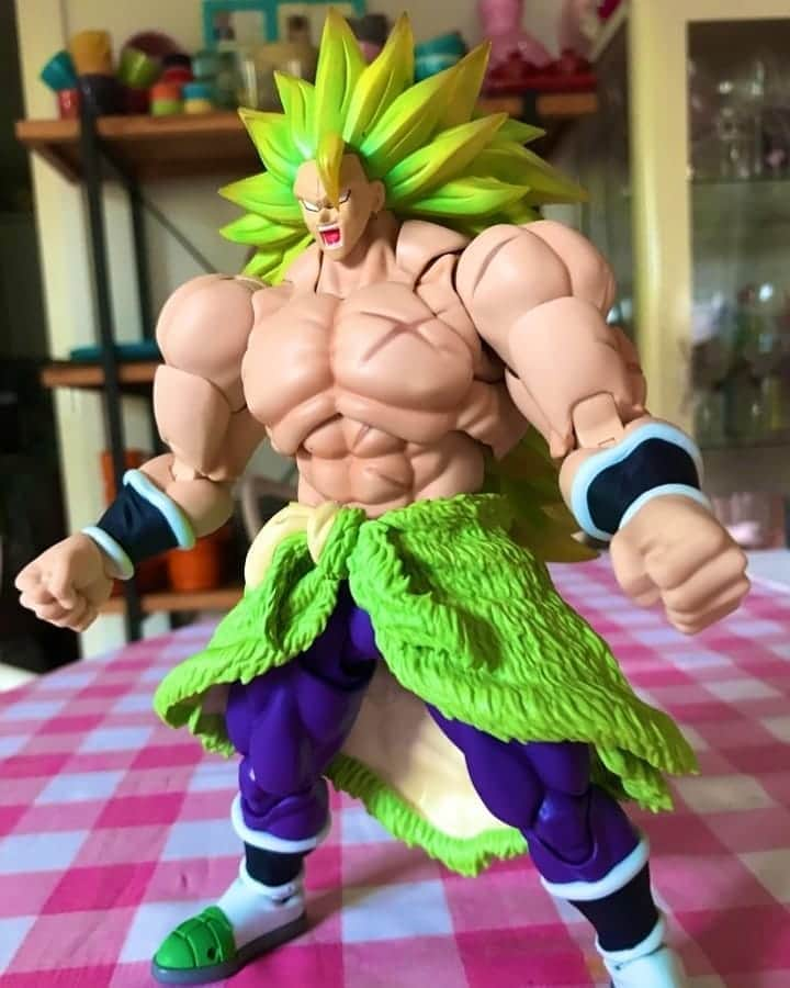 小田井涼平のインスタグラム：「バンダイの "S.H.フィギュアーツ " ドラゴンボール超(スーパー)版の"ブロリー" を、スーパーサイヤ人3にカスタムしてみた😳  首をドリルでくり抜いて、強力磁石🧲でにわかボールジョイントを作って固定と可動ができるようにしてあります✌️  磁石🧲の固定には100円ショップのUVレジンを使用しました🤗 #dragonball」