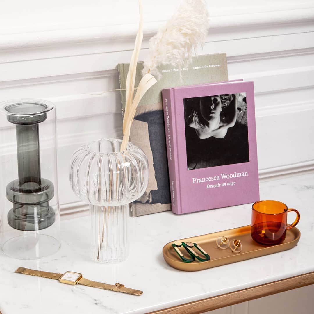 ベンシモンのインスタグラム：「Monday ☕ Nouvelle semaine avec nos précieux essentiels Maison Bensimon et les livres de notre librairie préférée @librairieartazart 💙📚😍 Et vous, quelles sont vos lectures de l’été ?  ​A découvrir en ligne et dans nos boutiques (lien dans la bio) ​​🇬🇧 Monday ☕ Our precious essentials Maison Bensimon and books from our favorite bookstore @librairieartazart 💙📚😍 And you, what are your summer books?  (link in bio) ​​​#lundi #monday #mood #bensimon #Bensimoncollection」