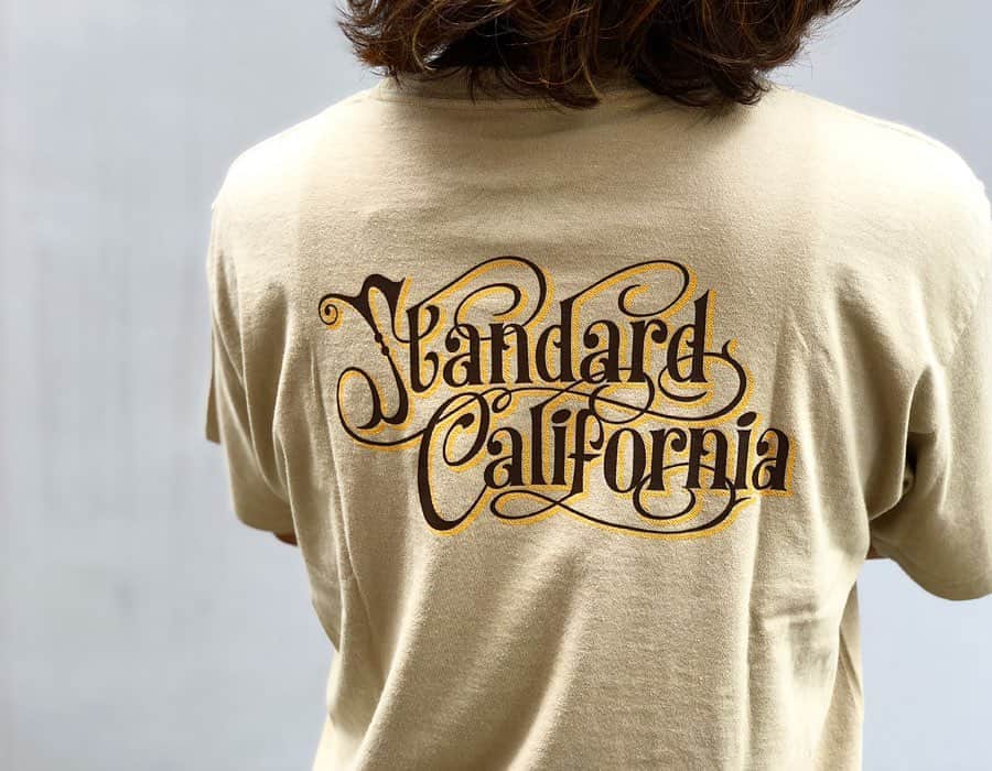 のインスタグラム：「Standard Californiaのバックプリントもバランス良し。  #standardcalifornia  #スタンダードカリフォルニア #harvestmoon #tshirt  #tシャツ #20aw #komyart #fashion #ファッション」