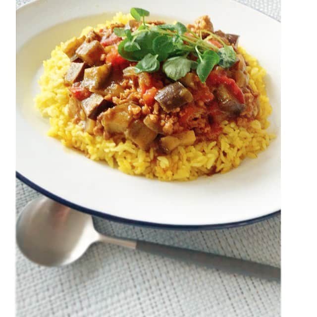 前田ゆかのインスタグラム：「塾に行く前のごはん！  今日は夏野菜キーマカレー🍅 ひき肉は豚肉半分にニンニク、生姜でコクを出し、ソイフードミンチ半分も入れてヘルシーさと大豆タンパク質をミックスして作りました。  食べて元気に‼︎  夏に元気が出るターメリック(ウコン)ライスのカレーです！  #おうちごはん #ばんごはんメニュー  #ソイフード #ソイフードミンチ　 #curryrice  #maeyukareshipi」