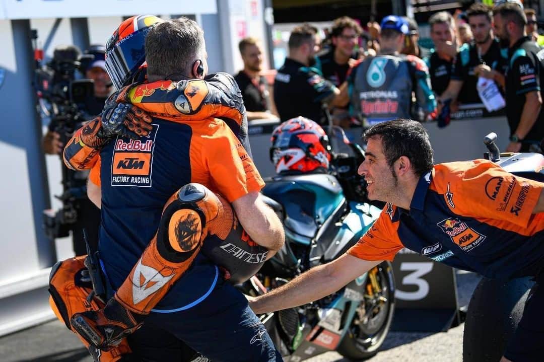 MotoGPさんのインスタグラム写真 - (MotoGPInstagram)「Sweet memories 🍊 @polespargaro will leave KTM at the end of the 2020 season, but the good moments and the goals achieved together will always stay! #SwipeLeft ⬅️ to enjoy some of the best pics of Pol with the orange family! 🤩 #PE44 #MotoGP #Motorcycle #Racing #Motorsport」7月13日 18時30分 - motogp