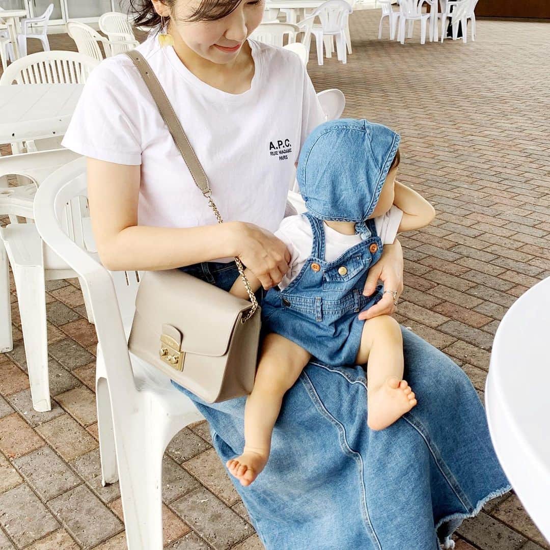 のインスタグラム：「🧵˚✧₊⁎ * たまにはナチュラルテイストなお洋服を 着せてみる👶🏻♫♬ すると、 カゴを、しかもお花の入ったやつを 猛烈に持たせたくなったのだけど、 男の子なのでさすがにアレかなとガマン𓄹𓄹𓄹 * 次男が着ているのは @kaitas_jp の コットンサロペットロンパース 品番:B0250です♥ * * * #kaitas_jp  #komachi_fashion  #赤ちゃん  #赤ちゃんのいる生活  #男の子ママ  #新米ママ  #キッズコーデ  #ベビー  #ボンネット」