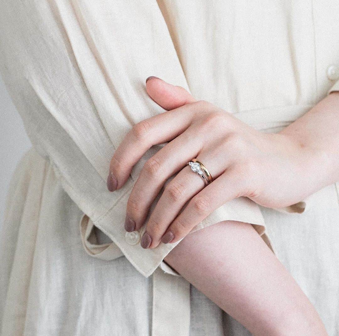 BRILLIANCE+（ブリリアンス+）さんのインスタグラム写真 - (BRILLIANCE+（ブリリアンス+）Instagram)「さらりとリネンシャツを羽織って リングの重ね付けで遊ぶのが、気分です。 . #暮らしとジュエリー #ブリリアンスプラス #結婚指輪  #婚約指輪 #エンゲージリング #リネンシャツ #marriagering  #jewelry」7月13日 18時35分 - brilliance_plus