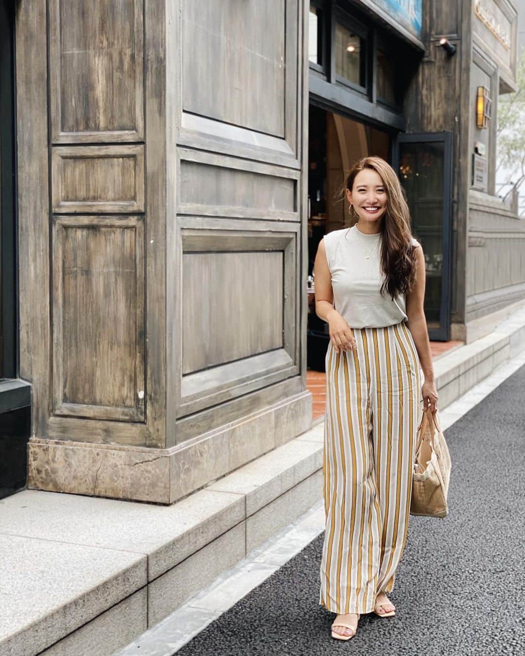 のインスタグラム：「この間のお茶コーデ🌈 . #tops #reedit #リエディ  #pants #unitedarrows #ユナイテッドアローズ  . 打ち合わせだったのでトートバッグスタイルにしたの♡ 最近、雨が続いて低気圧のせいか頭がいたい😭💦 あと1週間くらいかな〜！ 早く梅雨よ！あけてくれいっ🙌🙏✨ . .  #yuxiao_outfits #outfit #outfits  #fashion #fashiongram #ootd #パンツコーデ　 #reedit #pants #tops #リエディ #ファッション」