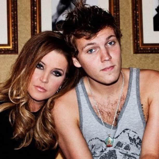 ハリウッド・リポーターさんのインスタグラム写真 - (ハリウッド・リポーターInstagram)「Lisa Marie Presley's son, Benjamin Keough, has passed away at the age of 27. What we know so far, at the link in bio.」7月13日 9時49分 - hollywoodreporter