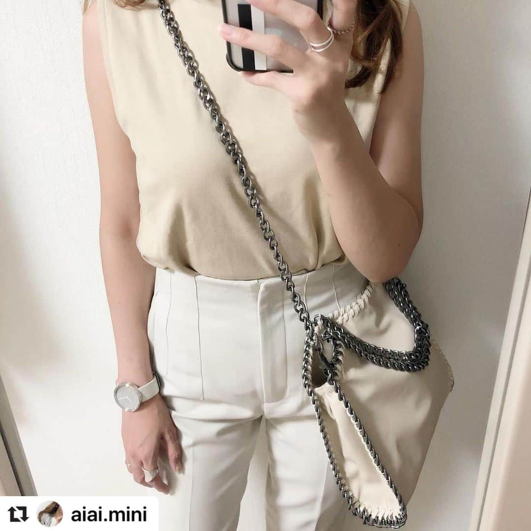 ショップにこにこさんのインスタグラム写真 - (ショップにこにこInstagram)「#Repost @aiai.mini with @make_repost ・・・ ❤︎ . 昨日のコーデ。 . ZARAのハイウエストパンツ履いてました𓍯 . 全身はまた載せれたら載せます𓀊 . やっぱり形がすっごく綺麗で履きやすい〜𓅯 . . . 昨日はひっさびさにゲーセン。 鬼滅の刃のクレーンゲームの種類の多さ。 そして難しすぎる𓀡 . 何回もして少し取りやすくしてくれるかなと思って遠慮気味にそれとなく言ったけど 鬼滅は今人気なんで無理です！ きっぱり言われる𓀌𓀌𓀌⚡️ . 何とか頑張って缶バッチとたんじろう柄のノートと胡蝶さんの羽のようなキーホルダーだけ取れました𓀿𓀿𓀿 . . tops... @gu_global #スムーススリーブレスt  pants... @zara  bag... @shopnikoniko  ⌚️... @mavenjapan  . . #instagood #ootd #outfit #fashion #code #mineby3mootd #mamagirl #zara #gu #gumania #ザラジョ #ママ #ママコーデ #シンプルコーデ #大人カジュアル #きれいめカジュアル #三兄弟ママ #男の子ママ」7月13日 9時42分 - shopnikoniko