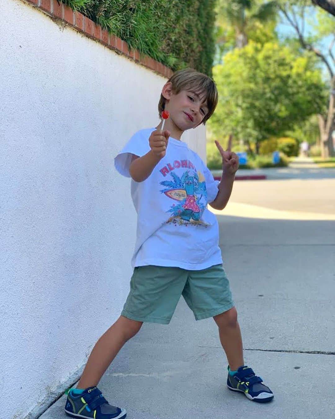 マリブシャツのインスタグラム：「Kai loves his Aloha Gumby tee! 🍭✌🏼」