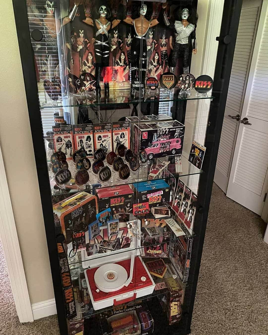 KISSさんのインスタグラム写真 - (KISSInstagram)「#CollectingKISS! Thanks to Clinton Robert Todd for sharing his #KISS collection with us. 🤟 #KISSARMYROCKS」7月13日 9時44分 - kissonline