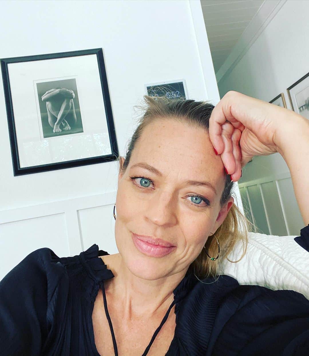ジェリー・ライアンのインスタグラム：「I had a Zoom thing. I put on real clothes. Weird.」