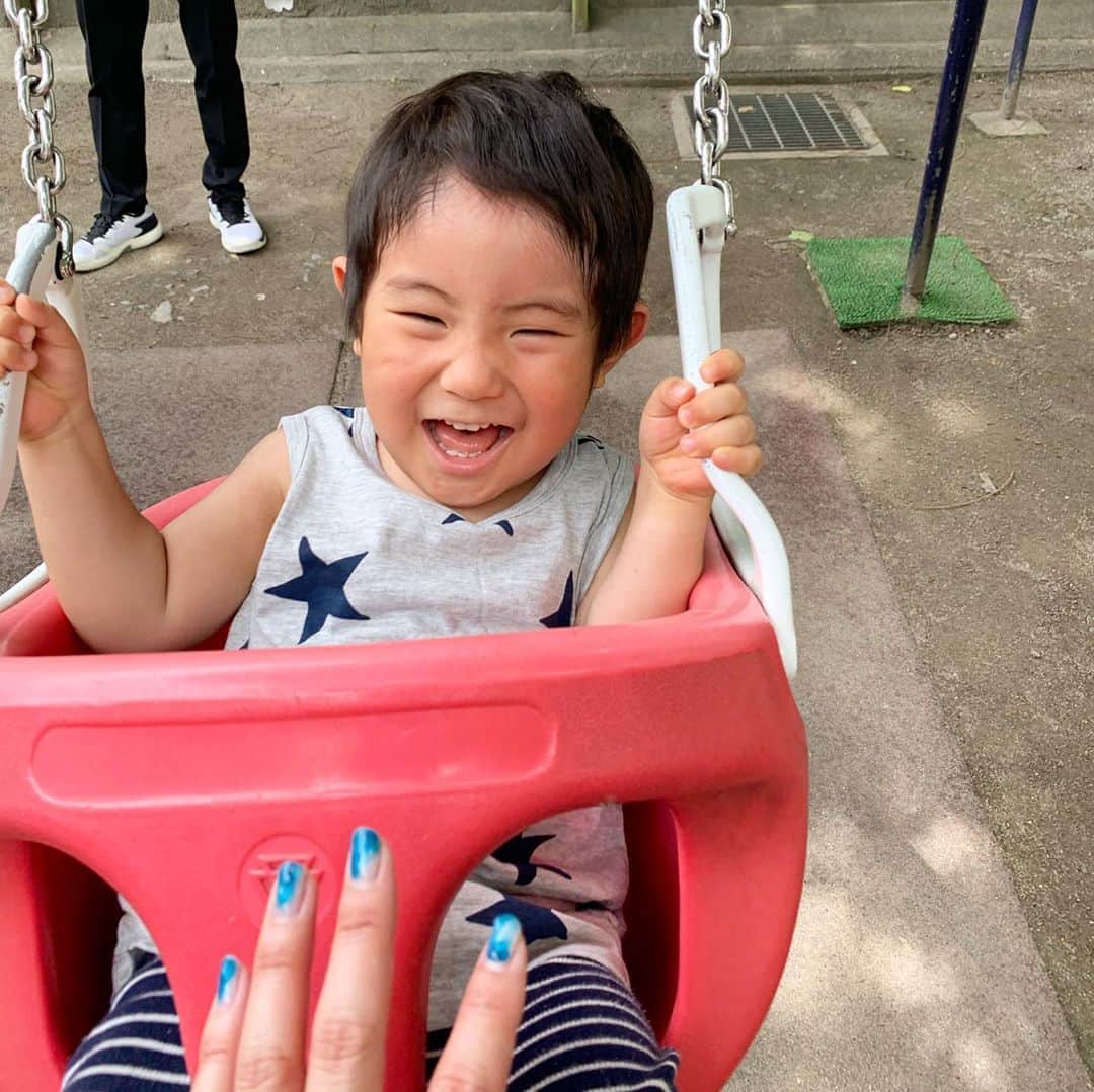 のインスタグラム：「雨だったり、体調不良だったりでなかなかお外で遊べなかったからか、久々の公園でだいぶ楽しそうだったなぁ👦💙 ・ 最近じゃカメラを向けると嫌がるから、なかなか写真が撮れず😢 ・ それにしても 真夏の公園遊びが今から怖くなる位に汗だくになったなぁ😩💦 ・ だいぶ楽しかったのか、帰りはプラレールも放置して、しばらく地面に向かってギャン泣きでした😂 ・ #休日 #sunday  #公園日和 #母ちゃん汗だく #親子時間 #ちびっこジャイアン #地面に向かって #泣き叫びながら #泣かないーって言ってたよ😂 #最近は #泣きながら #泣かないーって言う #偉いぞ #基本的に #地蔵タイプだけど #ちゃんと笑うよ🤣  #ふじたの子育て」