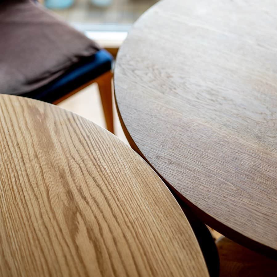 のインスタグラム：「Double tables. φ900と1200だったんだけど、1200があまりにも大きすぎて、こりゃ持ち腐れになっちゃうと判断、なくなく削ることに。大きい丸い天板、大好きなんだけど、キャパオーバーでした。そしたら工務店、塗装がオイル仕上げだったのを、気を利かせたかなんだかで、ウレタンコーティングに。そりゃ便利だろうしコストもかかるけど、ぼくはオイルが好きなんだ！　でももう面倒すぎて「いいです自分で削ります」と言っちゃった。お詫びにとヤスリをくれたけど、結構な労働なのでまだやってません。いつもは天板を片付けてるんだが、昨日仕事の都合で広いスペースが必要で、なんとなくこのまま。」