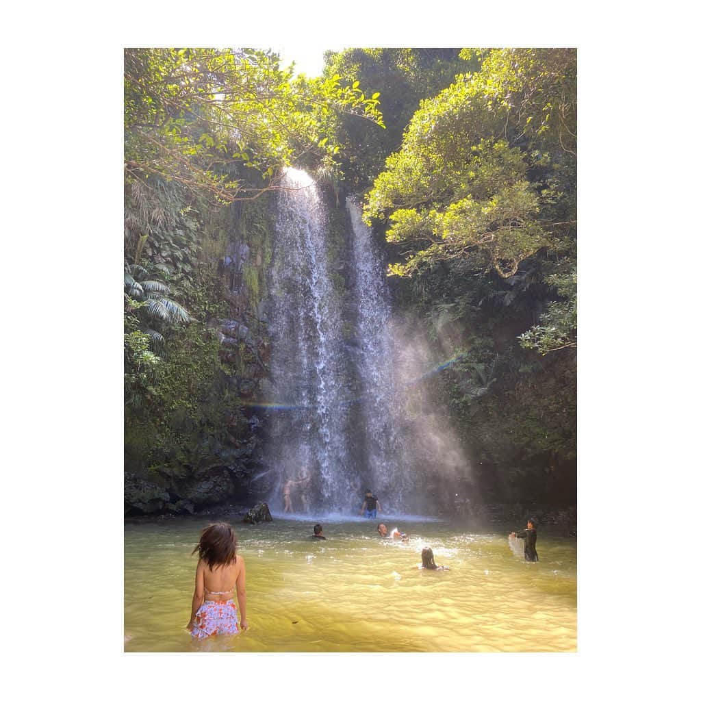 宮里美香さんのインスタグラム写真 - (宮里美香Instagram)「*** Day off🍀 . 自然に触れた日。 初めてター滝に行ってきました！ ただただ感動。 . 滝に行くまでの道のりは大変だったけど、いいリフレッシュが出来た✨ . 沖縄最高すぎる！ . カズキ君、つーばー！ 素敵な場所に連れてってくれてありがとう😊 . . Photo & movie by.. @totty_vlogs   #dayoff #refresh #okinawa  #enjoyed #thankyou #itwasgreattime  #オフの日 #最高 #ター滝  #リフレッシュ #自然と触れ合う  #楽しかった #沖縄が地元でよかった」7月13日 10時07分 - mikamiyazato_official