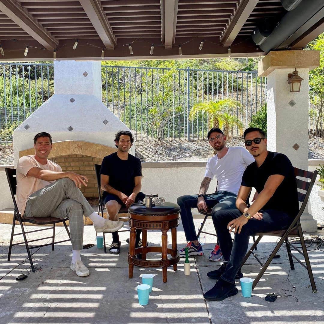 クリス・ファフのインスタグラム：「Trying to remember how to hang out with the homies again. I think we’re doing it right?」