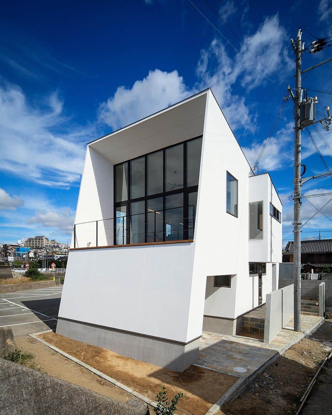 のインスタグラム：「外観と玄関.客間まわり♪ : ■haus-bank■ 兵庫県神戸市 #haus_bank : #建築士 #建築家 #建築家とつくる家 #住宅 #家づくり #一戸建て #新築一戸建て #新築マイホーム #新築注文住宅 #外観 #外観デザイン #設計事務所 #和室 #玄関 #設計 #住まい #マイホーム #ウッドデッキ #facade #house #haus #housedesign #facadedesign #japanesestyle #wooddeck #elevation #residence #instahomedesign #一級建築士事務所haus」