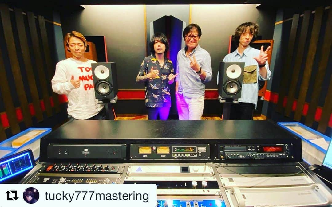 大喜多崇規さんのインスタグラム写真 - (大喜多崇規Instagram)「今回もタッキーさんに @tucky777mastering  マスタリングお願いしました！ 長時間の作業ありがとうございます。勢いのある良い音に仕上げてもらいましたよ！  スタジオ写真はソーシャルディスタンス、ではなく、足元にあるスピーカーケーブルを避けてるので、両サイドの僕と拓は少し離れてしまいました。  #Repost @tucky777mastering with @get_repost ・・・ Nothing’s Carved In Stone セルフカバーアルバム 『Futures』 2020.08.26 ON SALE！完パケ！！  #nothingscarvedinstone #selfcover #album #futures #silversunrecords #tuckysmastering #mastering」7月13日 10時26分 - oniy02