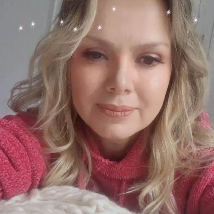 Eliana Michaelichin Bezerraのインスタグラム：「Vamos orar, pensar positivo,vibrar saúde e amor  para o próximo, ter compaixão, gratidão e dar início a nossa semana com mais esperança de que vai ficar tudo bem. Foi lindo ter vcs comigo em mais um domingo na tv. Obrigada pela audiência. Beijo na família e boa noite. #vaificartudobem #deusconduz #obrigada #vibrandopositividade #amorcura #amorsalva #saudeebemestar」