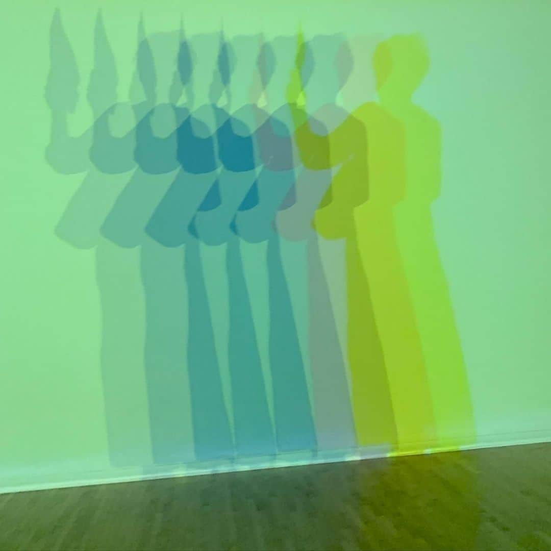 クリス智子さんのインスタグラム写真 - (クリス智子Instagram)「Olafur Eliasson  展覧会「オラファー・エリアソン ときに川は橋となる」 @東京都現代美術館（清澄白河）  自然現象とアート。  揺らぎ、動き、写る、溶ける、沈む、消える、現れる。  光や風、水、空気、温度.. 自然現象の掛け合わせで、生まれる世界を体感。  実際に、エコロジー問題、再生可能エネルギーの活動をしているアーティストです。  今日、番組@good_813jwave 、14:00〜 ご紹介します。  ～9月27日(日)まで。月曜休。  #artlover #nature #olafureliasson  #東京都現代美術館」7月13日 10時37分 - chris_tomoko