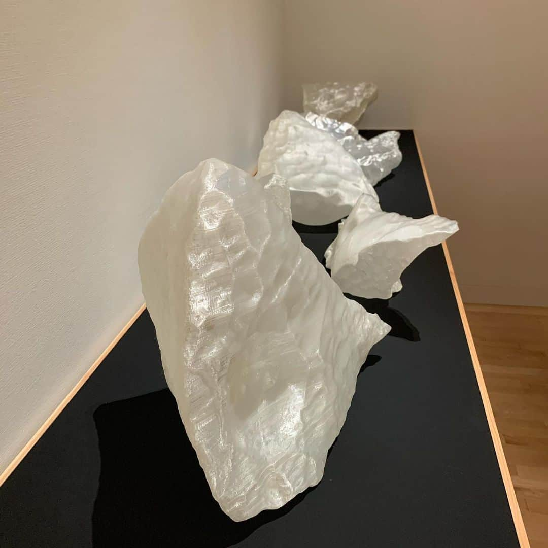 クリス智子さんのインスタグラム写真 - (クリス智子Instagram)「Olafur Eliasson  展覧会「オラファー・エリアソン ときに川は橋となる」 @東京都現代美術館（清澄白河）  自然現象とアート。  揺らぎ、動き、写る、溶ける、沈む、消える、現れる。  光や風、水、空気、温度.. 自然現象の掛け合わせで、生まれる世界を体感。  実際に、エコロジー問題、再生可能エネルギーの活動をしているアーティストです。  今日、番組@good_813jwave 、14:00〜 ご紹介します。  ～9月27日(日)まで。月曜休。  #artlover #nature #olafureliasson  #東京都現代美術館」7月13日 10時37分 - chris_tomoko