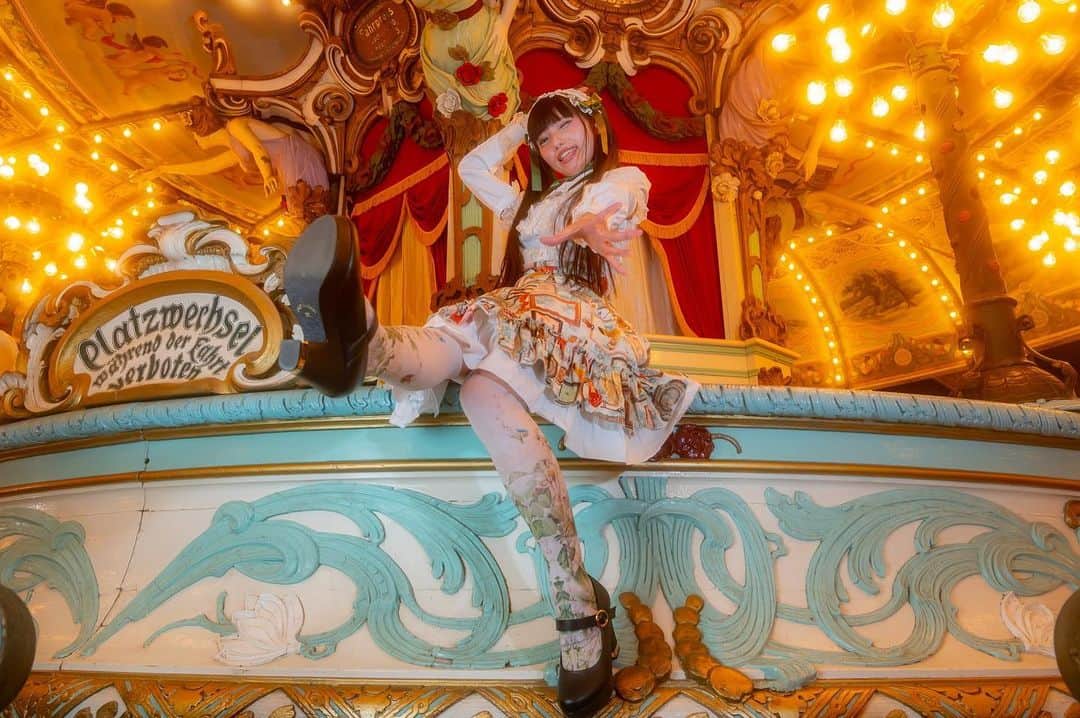 秋元るいさんのインスタグラム写真 - (秋元るいInstagram)「メリーゴーランド貸切のところに行きました☺️💕 なんとなくロリィタにしたけど、ぴったりで嬉しい❤️✨✨ . #としまえんありがとう #pasya_magazine . .  #ポートレート　#ポートレート撮影　#ポートレート好きな人と繋がりたい　#カメラマンさんと繋がりたい　#ファインダー越しの私の世界 #モデル募集　#ootd #被写体募集中　#cosplayer #コスプレイヤー　#かわいい　#かわいい女の子　#かわいいは正義 #portrait #portraitphotography #kawaiigirl #みなとみらい　#ootd #ootdfashion #美少女　#撮影会　#被写体になります　#フリーモデル　#インスタグラマー  #インフルエンサー #babythestarsshinebright」7月13日 10時39分 - akimoto_rui