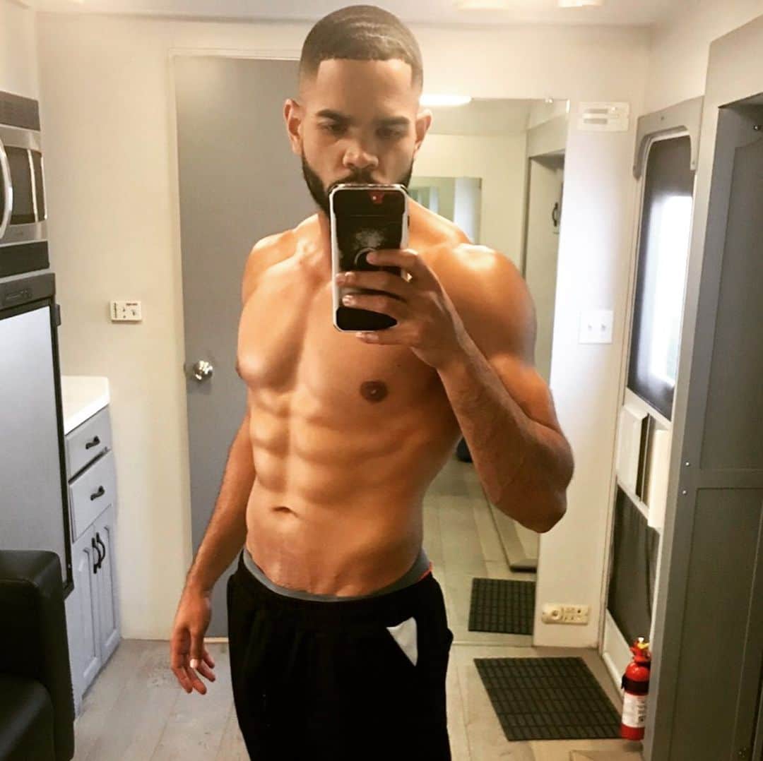 ディジョン・タルトンのインスタグラム：「Get you someone who can do both?! 🤷🏽‍♂️」