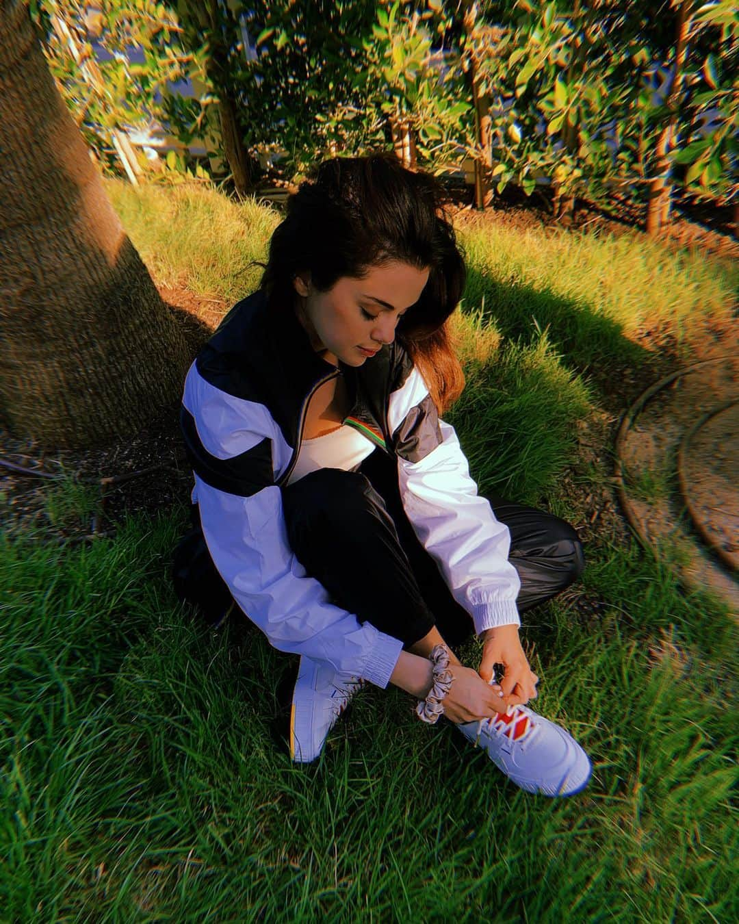 セレーナ・ゴメスさんのインスタグラム写真 - (セレーナ・ゴメスInstagram)「In the yard, in my @PUMA unity shoes clearly 😊」7月13日 10時52分 - selenagomez