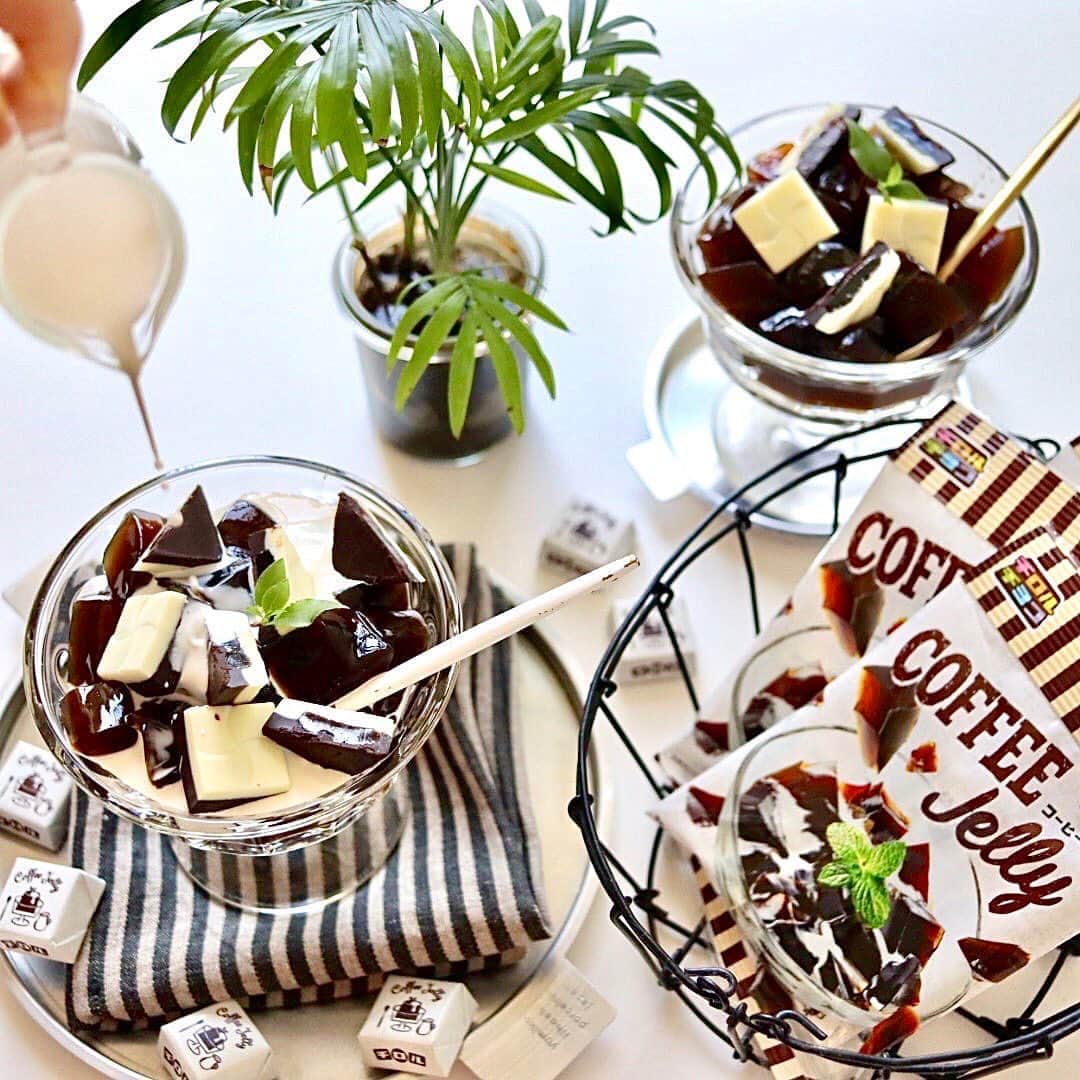 チロルチョコのインスタグラム：「ぷるぷる食感のコーヒーゼリー𖠚ᐝ﻿ チロルの【コーヒーゼリー〈袋〉7個入り】のご紹介です👩‍🍳﻿ ﻿ 夏に嬉しいさっぱりデザートのコーヒーゼリーをチロルチョコで表現😋﻿ ﻿ ぷるぷる食感のコーヒーゼリーをクリーミーなホワイトチョコとビター風味のコーヒーチョコで閉じ込めました👩‍❤️‍👩﻿ ﻿ ぷるぷる食感と爽やかな苦味が堪りません😋﻿ ﻿ 是非お試し下さい🧚‍♀️﻿ ﻿ ﻿ ﻿ ﻿ ﻿ ﻿ ﻿ #tirol #tirolchoco #チロルチョコ #チロル #チョコレート #おやつタイム #chocolate ﻿ #おやつ #onmytable #sweetstable #スイーツ部 #おうちカフェ #日々の暮らし #sweettooth  #チョコ #おやつの時間  #スイーツ女子  #スイーツ男子  #チョコラブ  #chocolatelover  #snack #スイーツ大好き #sweetsmile #スイーツ  #shopチロルチョコ#コーヒーゼリー#新発売#新商品」