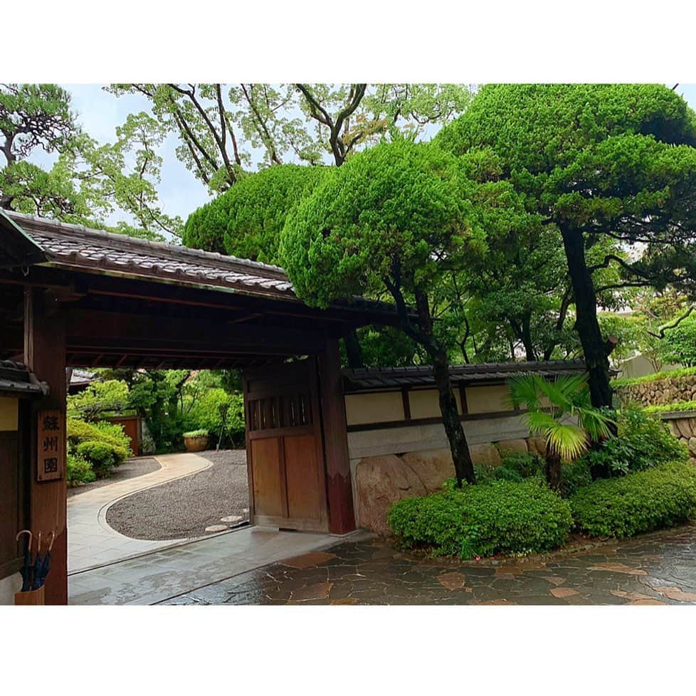 百合華さんのインスタグラム写真 - (百合華Instagram)「神戸御影にある『THE GARDEN PLACE SOSHUEN』にてアフタヌーンティータイム☕️💕  手入れの行き届いた美しい日本庭園をお散歩するのがとっても楽しい🎶🎶🎶  可愛らしいアフタヌーンティーセットをいただきながら、雨露に濡れた緑豊かなお庭を眺めてまったりと過ごせる至福のひとときで御座いました💝  #japan #日本 #兵庫県 #kobe #神戸 #御影 #thegardenplacesoshuen  #ザガーデンプレイス蘇州園  #日本庭園 #afternoontea  #アフタヌーンティー #雨露 #緑豊か #庭 #まったり #至福のひととき  #美食 #美食家」7月13日 11時07分 - yurika.lovelily