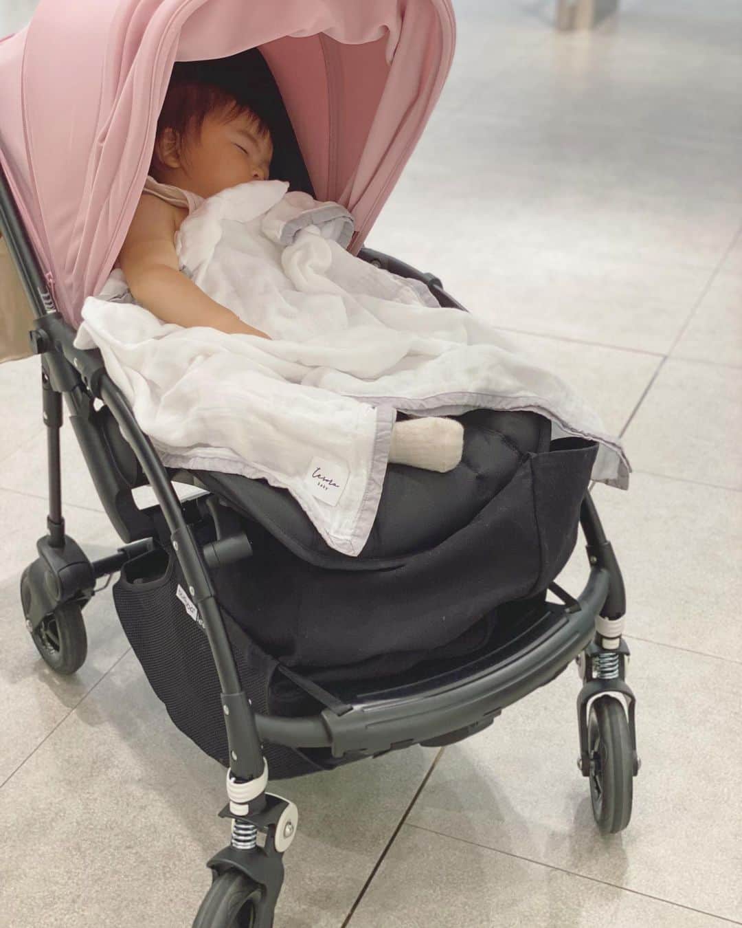 Keikooooooのインスタグラム：「ベビーカーでお昼寝Time♡ リズムが出来てきてしっかり決まった時間に寝てくれるようになって嬉しいな👶🏻♡ 久しぶりにぶらぶらショッピング！ ベビーカーやっぱり便利です👱🏻‍♀️💪 そして、ピンク⛱可愛いな🐰💓 @bugaboojapan #ベビーカー選び #ベビーカー #女の子ママ #バガブー #バガブービー5 #bugaboobee5 #bugaboo #tesorobaby @tesoro___baby」