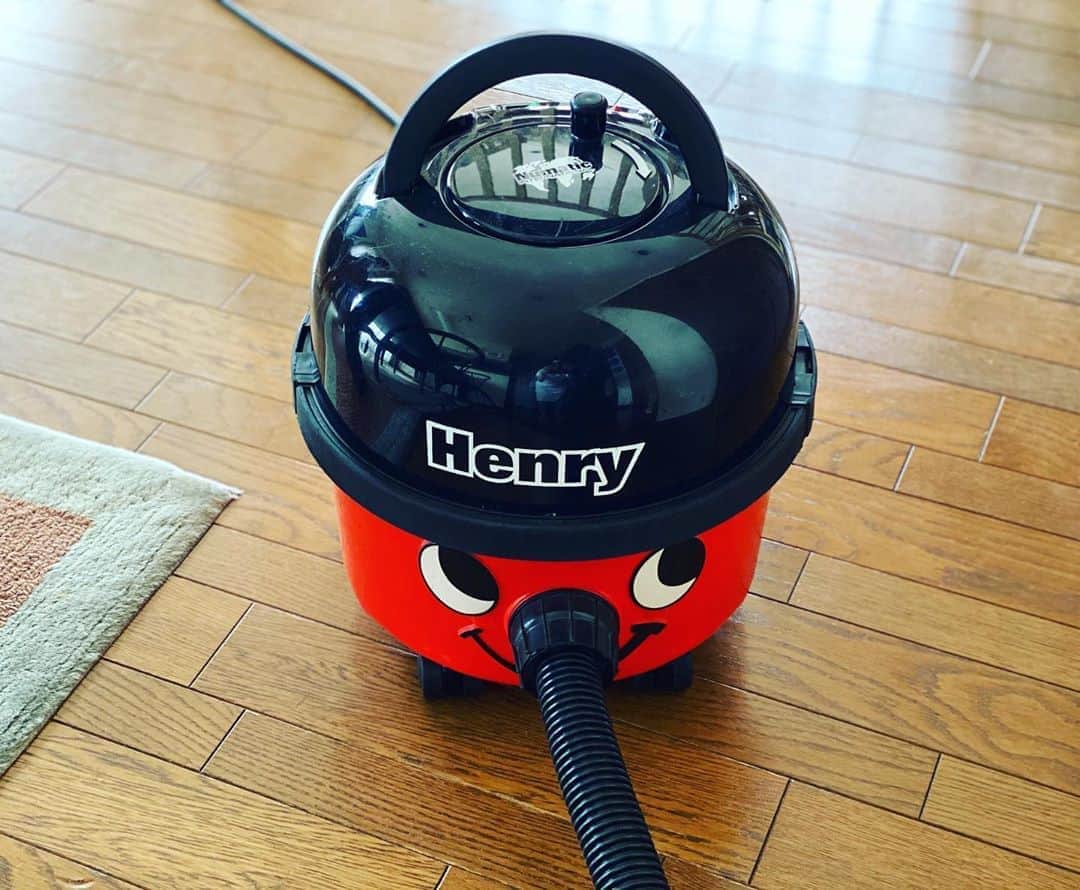 古屋敷沙耶さんのインスタグラム写真 - (古屋敷沙耶Instagram)「実家の掃除機。 その名もヘンリー。 母について行く姿が健気でなかなか面白い。笑 . . . . . #掃除機#Henry#イギリス生まれ #顔があるだけでなぜか可愛く見える #お掃除よろしくね」7月13日 11時24分 - mrt.furuyashiki