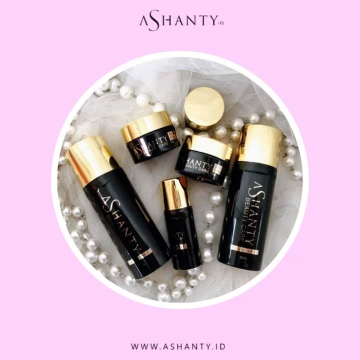 ASHANTY BEAUTY CREAM OFFICIALのインスタグラム：「Menggunakan Cream wajah yang mengandung anti aging  mulai dari usia 25 tahun keatas itu penting loh untuk mencegah penuaan dini pada kulit wajah. Jangan biarkan flek hitam dan kerutan menghiasi wajah, mulai rutin merawat dan memberikan nutrisi terbaik bagi kulit dengan menggunakan cream perawatan wajah yang mengandung anti aging. Selain mencegah timbulnya flek hitam dan kerutan, cream Anti Aging by Ashanty mampu memelihara kesehatan kulit, mencerahkan, melembutkan, melembabkan, mengencangkan dan mengenyalkan kulit wajah. Satu paket Anti aging cream series berisikan Facial Wash, Toner, Serum, Night Cream, Day Cream dan Eye Cream yang akan merawat dan menutrisi kulit sampai lapisan terdalam.  _____________________________ Informasi dan pemesanan  Ashanty Beauty Cream Chat Via WA : WA: 081287388885 WA: 081293823950 WA: 087778489900 WA: 085781140354 ⚡️ Fast Respons Click Link On Bio Instagram @ashantyid ❣️ ______________________________ #ashantybeautycream #creamashanty #skincareashanty #skincare #skincareartis #skincarelokal #creamwajah #creamperawatanwajah #obatjerawat #jerawat #kosmetik #krimwajah #creamwajah #whiteningcream #ashantyid #ashanty #ahha #kepastian #aurelhermansyah」