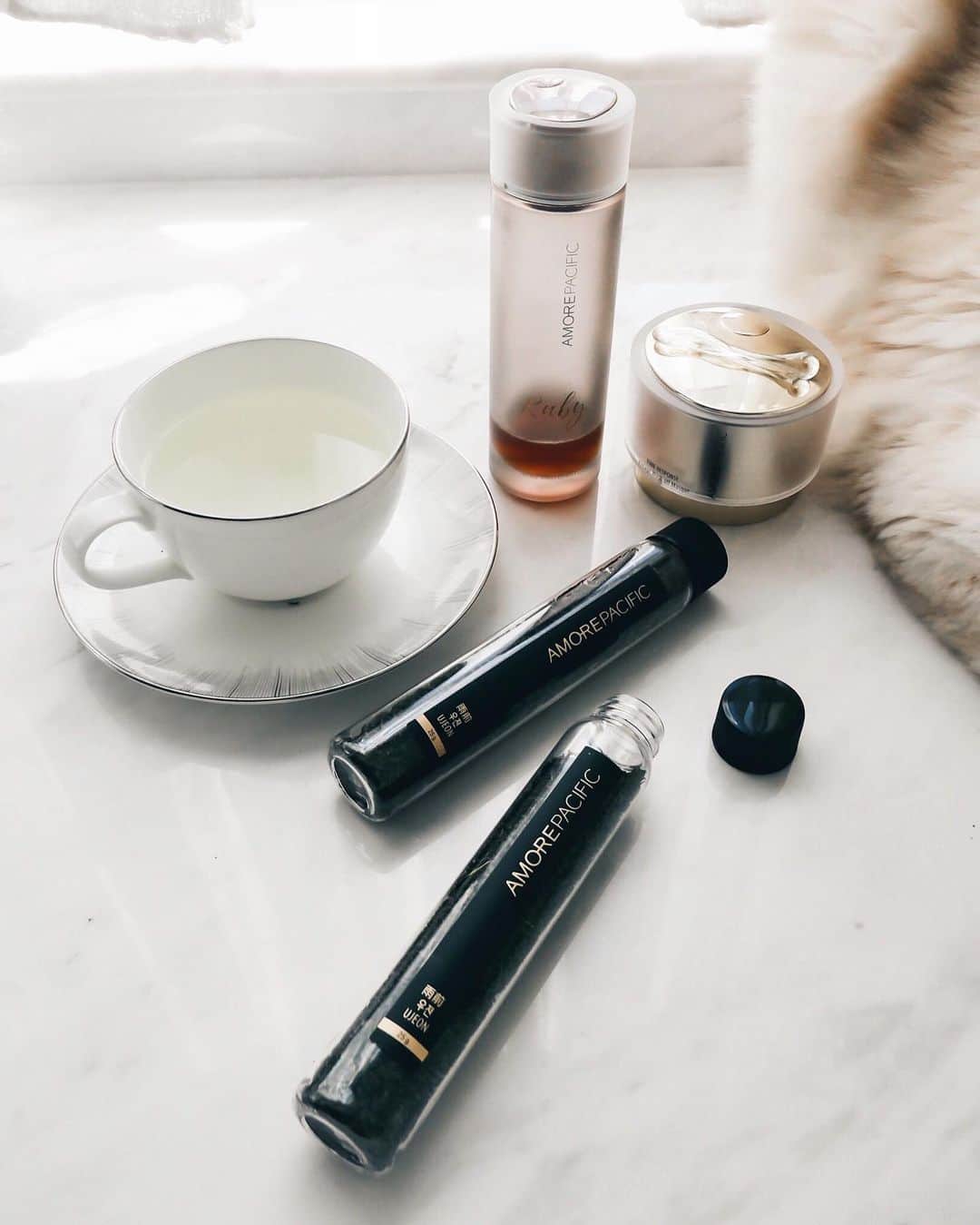 Ruby Kwanのインスタグラム：「So hot. 🌞Calm down and pampering my skin and my soul with the precious first-harvested green tea from Jeju. 🌿 @amorepacifichk #amorepacifichk #rougeclosetbeauty  #TimelessBeauty #Global1stLaunch #timeresponse #TimelessAmpoule #AuthenticBeauty #雨前一」