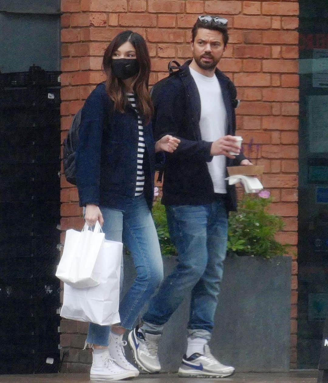 Just Jaredさんのインスタグラム写真 - (Just JaredInstagram)「@gemma_chan & boyfriend @dominiccoop head home after picking up lunch to go in London.  #GemmaChan #DominicCooper Photo: Backgrid」7月13日 11時34分 - justjared