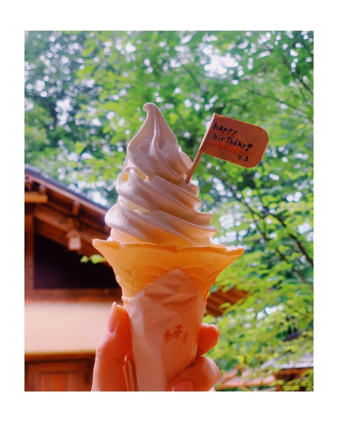 板野友美さんのインスタグラム写真 - (板野友美Instagram)「生クリーム食べてるみたいな 牧場の濃厚ソフトクリームがだいすき🍦❤」7月13日 11時26分 - tomo.i_0703