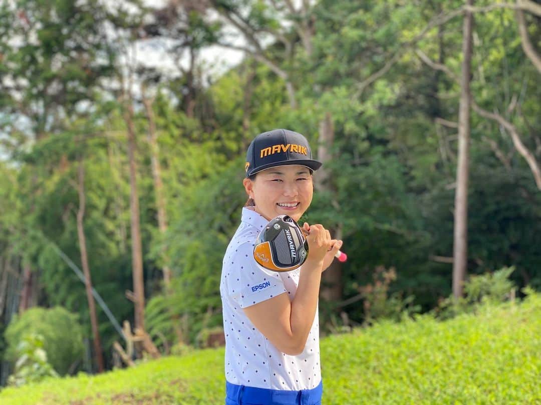 横峯さくらのインスタグラム：「@callawaygolf_japan で #俺のマーベリックはこれだ! キャンペーンを実施して いるそうです!  私はマーベリックにしてから飛距離が伸びました❗️3年前ドライバーのキャリーが215ヤードまで落ちてしまい💦その後、少しずつ距離を伸ばして今はキャリー234ヤードまで行くようになってきました💪2年前からドライバーのキャリー240ヤードを目標に取り組んでいるのであと少し😊今年マーベリックに変えてキャリーが5ヤード伸びました✨マーベリックはまだまだ飛距離を伸ばしてくれる可能性を感じるのでこれからも楽しみです👍    【参考情報:キャンペーン詳細】 ◆応募期間 2020年7月10日(金)〜7月26日(日)23:59迄 ◆応募方法 @callwaygolf_japanをフォローの上、#俺のマーベリックはこれだ! と、#わたしのマーベリックはこれだ! 2つハッシュタグをつけてご自身のアカウントへご投稿していただいた方。 *製品はMAVRIKシリーズのDR、FW、UT、IRどれでもOK. ◆プレゼント MAVRIKオリジナルキャップ(非売品)を30名様にプレゼント! ※当選結果は7月31日(金)までに 、当選された方にのみインスタグラムDMにてお 知らせ🍀  #俺のマーベリックはこれだ! #わたしのマーベリックはこれだ! #キャロウェイ #callaway #ドライバー #マーベリック #キャロウェイアパレル #ドライバーショット #ゴルフウェア #ゴルファー」