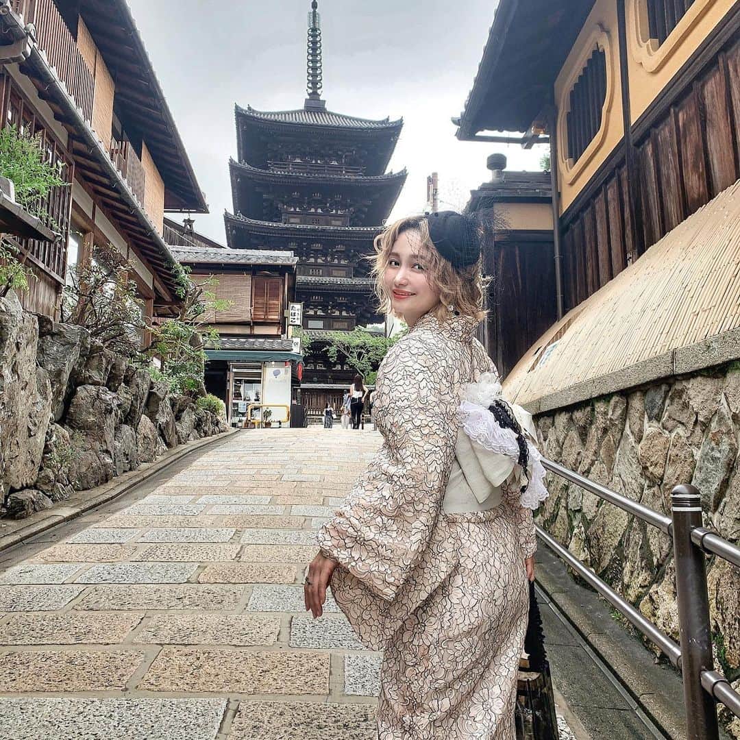 のインスタグラム：「. . こないだは @jumy_as ちゃんと 京都で着物着たよ♡ レース着物かわいすぎた♡ また行きたい♡🧚‍♀️ ここの着物は→ @kimonomiyabikyoto のん👘 . . #kimono #kyoto #京都 #outfit #fashion #着物 #japan #アンティーク着物 #レース着物 #antique #antiquekimono」