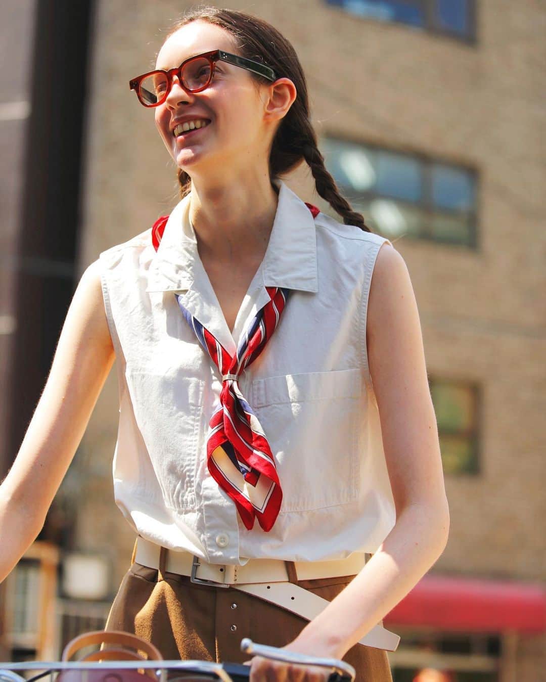 CLUÉLmagazineさんのインスタグラム写真 - (CLUÉLmagazineInstagram)「夏本番が近づくと街中でよく目にするノースリーブ女子、爽やかで素敵です🍃  ノースリーブシャツは、ネクタイ風にアレンジを効かせたスカーフを合わせるとよりこなれた印象に仕上がりますよ👏 私もそろそろノースリーブデビューしようかな🌞  ・・・・・・・・・・・・・・・・・・・・・・・・・・ #cluel #クルーエル #cluelmagazine #クルーエル女子 #fashion #ファッション好き #おしゃれ #グッドガール  #ノースリーブシャツ #眼鏡女子 #スカーフ #ベージュパンツ #夏コーデ   こちらのアカウントもフォローしてね！ @cluel_homme @navys_magazine」7月13日 11時46分 - cluelmagazine