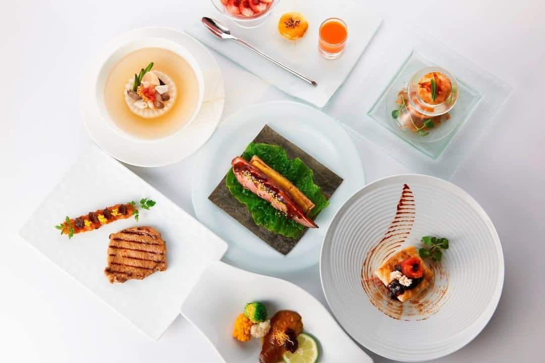 Conrad Tokyoのインスタグラム：「洗練された空間の中で、アートにインスパイアされたお料理をご堪能いただけます。 Indulge in modern Chinese dishes given an innovative twist.」