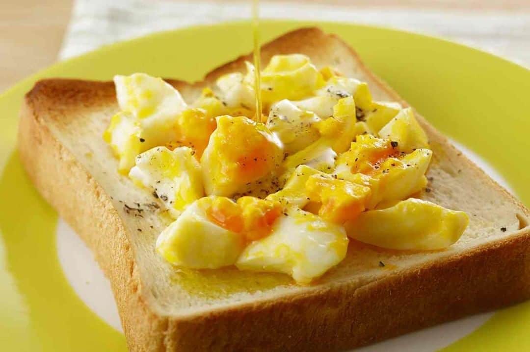 オリーブオイルライフさんのインスタグラム写真 - (オリーブオイルライフInstagram)「【オリーブ卵トースト】 こんにちは、Chikakoです。 今日は片さんの、卵トーストをご紹介します！  半熟卵を用意しておけば、 すぐに朝食の用意ができます！  ぜひお試しくださいね～♪ ↓ https://oliveoillife.jp/recipe/10196/  #オリーブオイル　#オリーブオイルライフ #卵　#半熟卵　#トースト #パン #朝食 #おいしい #料理 #グルメ #クッキングラム #デリスタグラマー #レシピ #ごはん #おうちごはん #クッキング #いただきます #food #yammy #recipes #yummyfood #cooking #instafood #homemadefood #foodpic」7月13日 12時00分 - oliveoillife