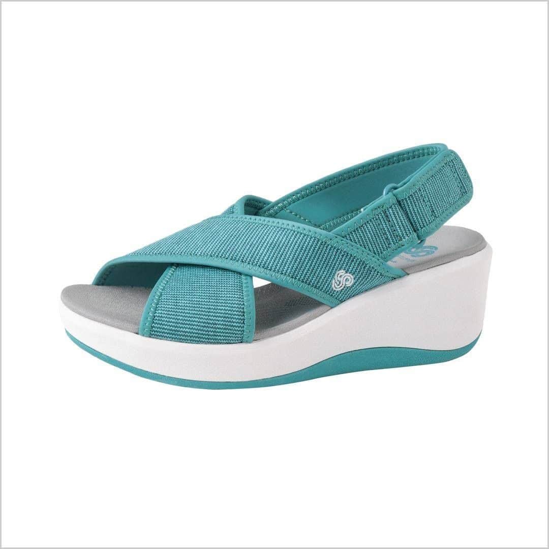 MILLEPORTEさんのインスタグラム写真 - (MILLEPORTEInstagram)「海に似合うシューズたち ミレポルテで販売中【Clarks】7/14（火）23:59まで！  厚底でも心地よいクッション性が魅力のサンダルと、トレンドに左右されないボートシューズ。夏の海辺にマッチする鮮やかな色を選んで。 ・ ・ Women Step Cali Palm ウェッジソールサンダル Navy Textile Knit Women Ayla Form ボートシューズ Blue Grey Synthetic Nubuck Women Ayla Form ボートシューズ Red Synthetic Nubuck Women Step Cali Cove バックストラップサンダル Aqua Textile Knit  ____ #ミレポルテ #MILLEPORTE #ショッピング #サンダル  #ボートシューズ #西海岸 #デッキシューズ #ビーチ  #夏 #海を感じる  #靴  #西海岸スタイル #海  #beach #厚底サンダル  #カジュアル #海に似合う  #歩きやすい #旅行」7月13日 12時00分 - milleporte_official